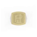 Gouden zegelring met initialen en kartelrand.