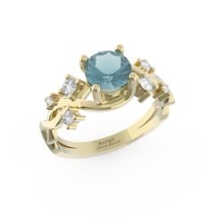 Gouden ring met gecompliceerde zetting van diamanten en een aquamarijn.