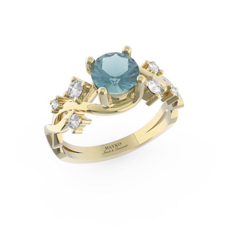 Gouden ring met gecompliceerde zetting van diamanten en een aquamarijn.