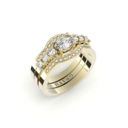 Driedelige gouden ring met ovale centrale diamant, rondom gezet met diamanten.