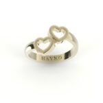 Gouden ring met hartjes design.