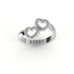 Witgouden ring met hartjes design.