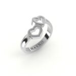 Witgouden ring met hartjes design.