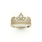 Gouden ring met kroontjesversiering rondom gezet met diamanten.