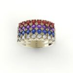Gouden ring met vier lagen edelstenen, in verschillende kleuren.