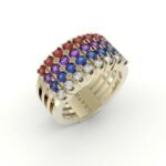 Gouden ring met vier lagen edelstenen, in verschillende kleuren.