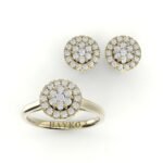 Set van ronde gouden ring en oorbellen gezet met diamanten.