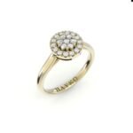 Ronde gouden verlovingsring gezet met diamanten.