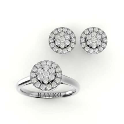 Set van ronde witgouden ring en oorbellen gezet met diamanten.