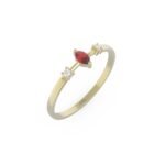 Gouden verlovingsring met ronde diamanten en ovale robijn.