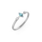 Witgouden verlovingsring met ronde diamanten en ovale toermalijn.