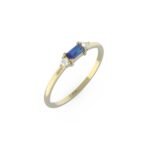 Gouden verlovingsring met baguette saffier en ronde diamanten.