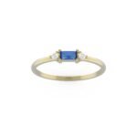 Gouden verlovingsring met baguette saffier en ronde diamanten.