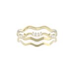 Gouden verlovingsring met golvend design gezet met diamantjes.
