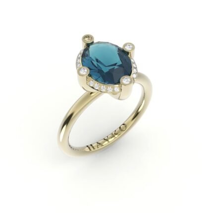 Gouden solitaire ring met toermalijn omringd door diamanten.