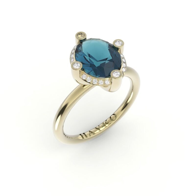 Gouden solitaire ring met toermalijn omringd door diamanten.