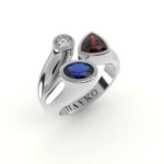 Witgouden asymmetrische ring gezet met diamant, robijn en saffier.