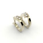 Gouden oorbellen gezet met drie diamanten.