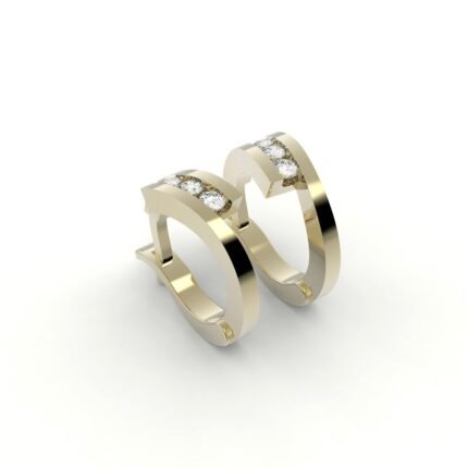 Gouden oorbellen gezet met drie diamanten.