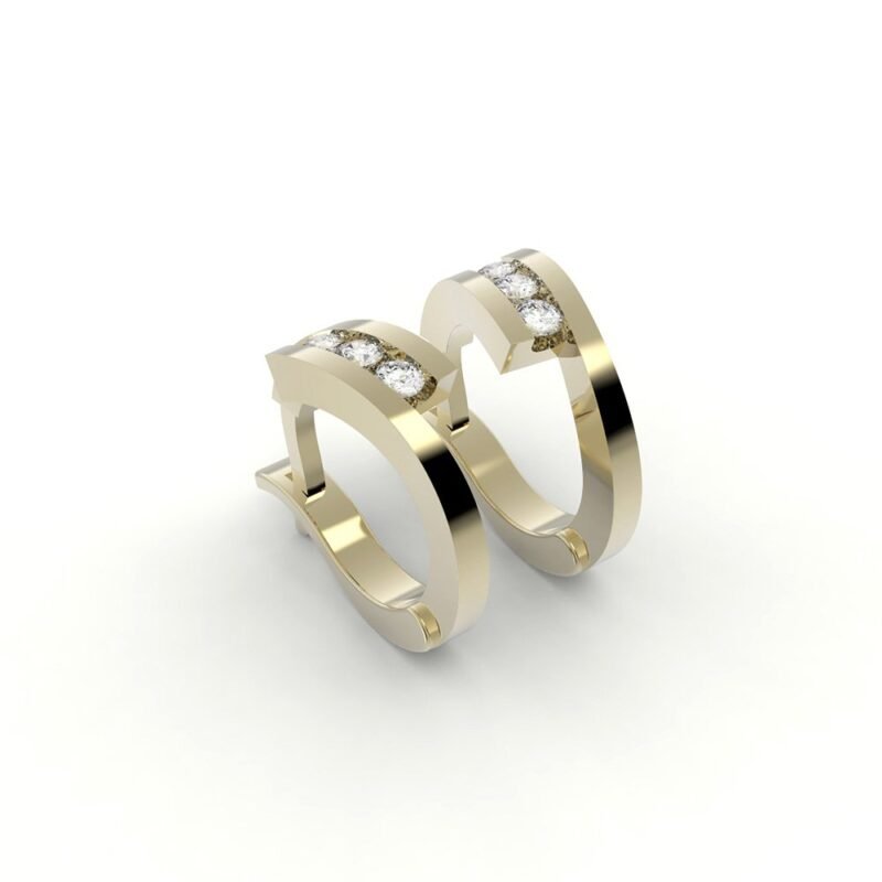 Gouden oorbellen gezet met drie diamanten.