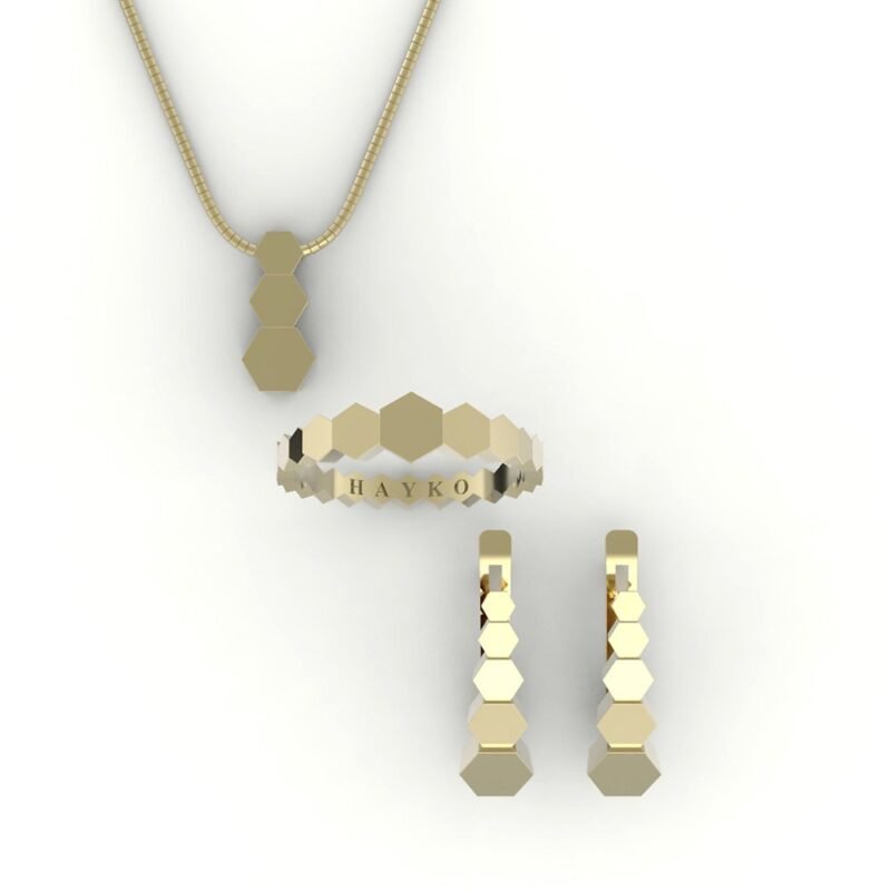 Set van gouden hanger, ring en oorbellen met hexagon design.