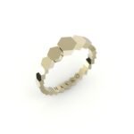 Gouden ring met hexagon design.