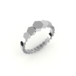 Witgouden ring met hexagon design.