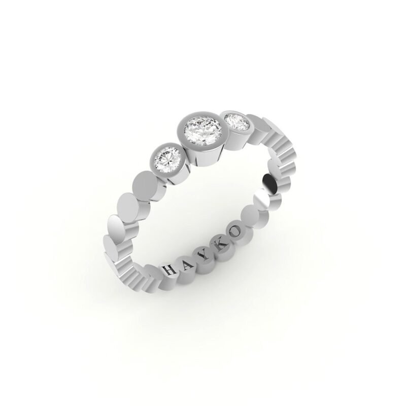 Witgouden verlovingsring met rond design gezet met drie diamanten.