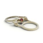 Gouden design ring gezet met diamanten en centrale robijn.