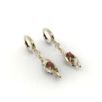 Gouden design oorbellen gezet met diamanten en centrale robijn.