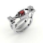 Witgouden design ring gezet met diamanten en centrale robijn.