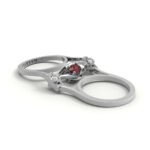 Witgouden design ring gezet met diamanten en centrale robijn.