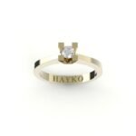 Gouden solitaire ring met moderne zetting.