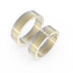 Tweedelige witgouden en gouden trouwring gezet met drie diamanten.