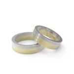 Tweedelige witgouden en gouden trouwring gezet met drie diamanten.