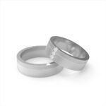 Tweedelige witgouden trouwring gezet met drie diamanten.