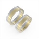 Tweedelige trouwring in witgoud en goud met rij diamanten.