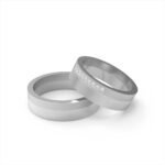 Tweedelige trouwring in witgoud met diamanten.