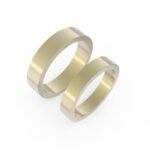 Gouden trouwring met vierkante band.