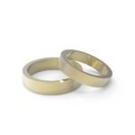 Gouden trouwring met vierkante band.