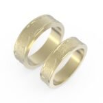 Gouden trouwring met motief.