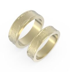 Gouden trouwring met motief.