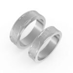 Witgouden trouwring met motief.