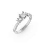 Witgouden verlovingsring met complexe zetting van diamanten.