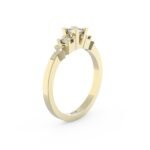 Gouden verlovingsring met complexe zetting van diamanten.