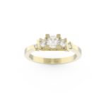 Gouden verlovingsring met complexe zetting van diamanten.