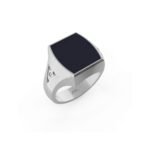 Witgouden zegelring met onyx steen en gravure op de band.