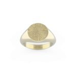 Gouden zegelring met vingerafdruk motief.