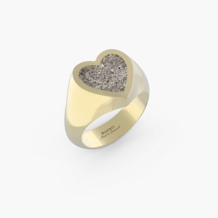 Gouden zegelring in hartjesvorm gezet met diamanten.