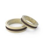 Gouden trouwring met walnoothouten inleg.
